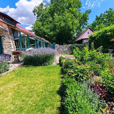 Estate By The Creek Vászoly
