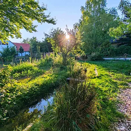 Estate By The Creek Vászoly