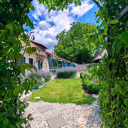 Estate By The Creek * Vászoly