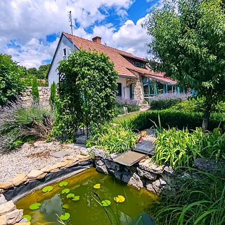 Estate By The Creek * Vászoly